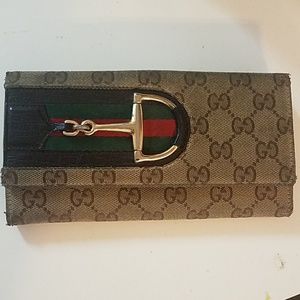 Gucci logo wallet (authentic)